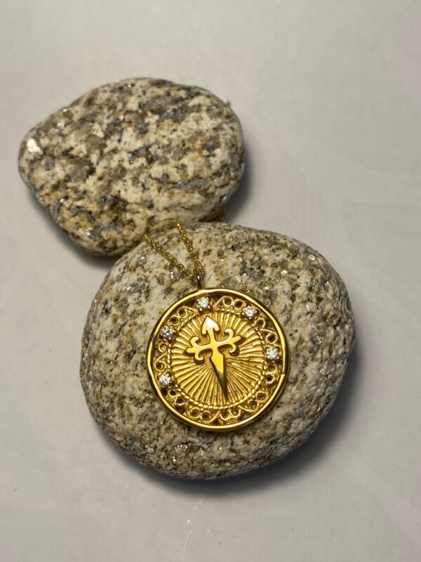 collar de plata de ley chapada en oro con circonitas con la cruz de apóstol santiago