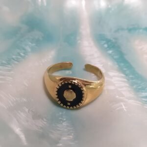 anillo ajustable de plata de ley chapada en oro con esmalte negro con la concha de camino de santiago