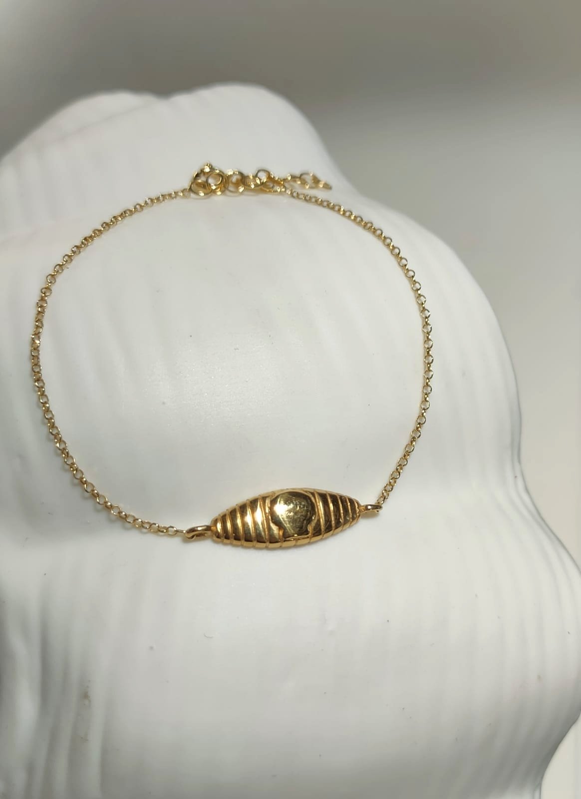pulsera de plata de ley chapada de oro con la silueta de concha de camino de santiago