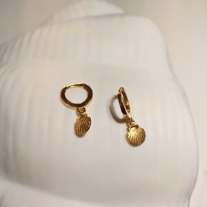 pendientes de colgar de plata de ley chapada en oro con la concha de camino de Santiago clásica
