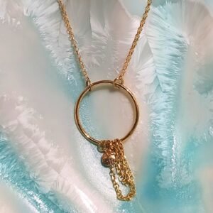 collar de plata de ley chapada en oro con una concha de camino de santiago, elemento redondo y cadena
